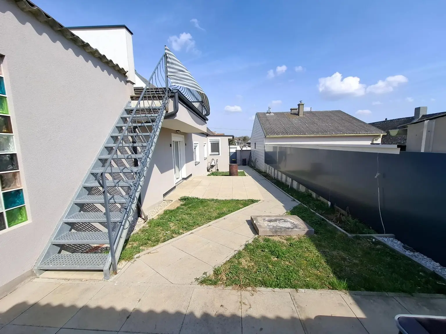 Garten und Aufgang zur Dachterrasse