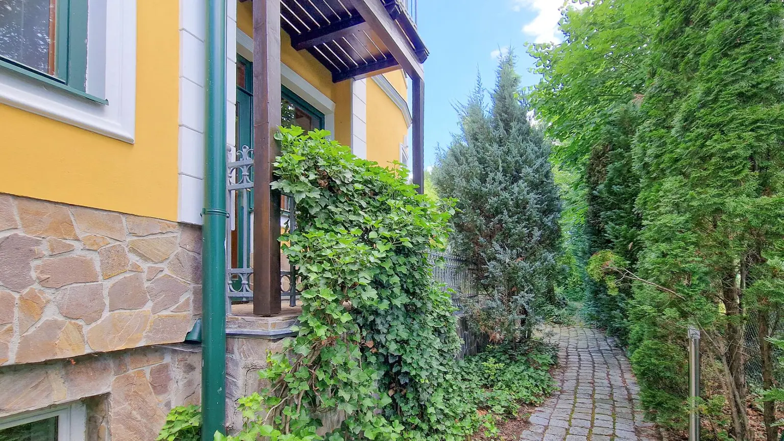 Grüne Oase in Prestige-Lage, Stilvilla mit ca. 1.600 m² Grund, Gästehaus, 2 Garagen und großem Pool
