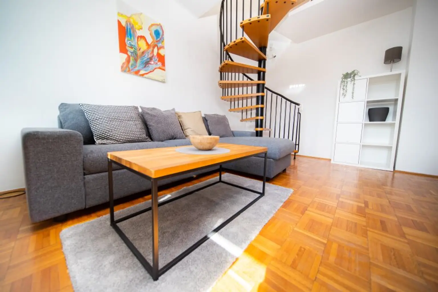 Charmante und helle Masionette-Wohnung ! Wunderschön möbliert !