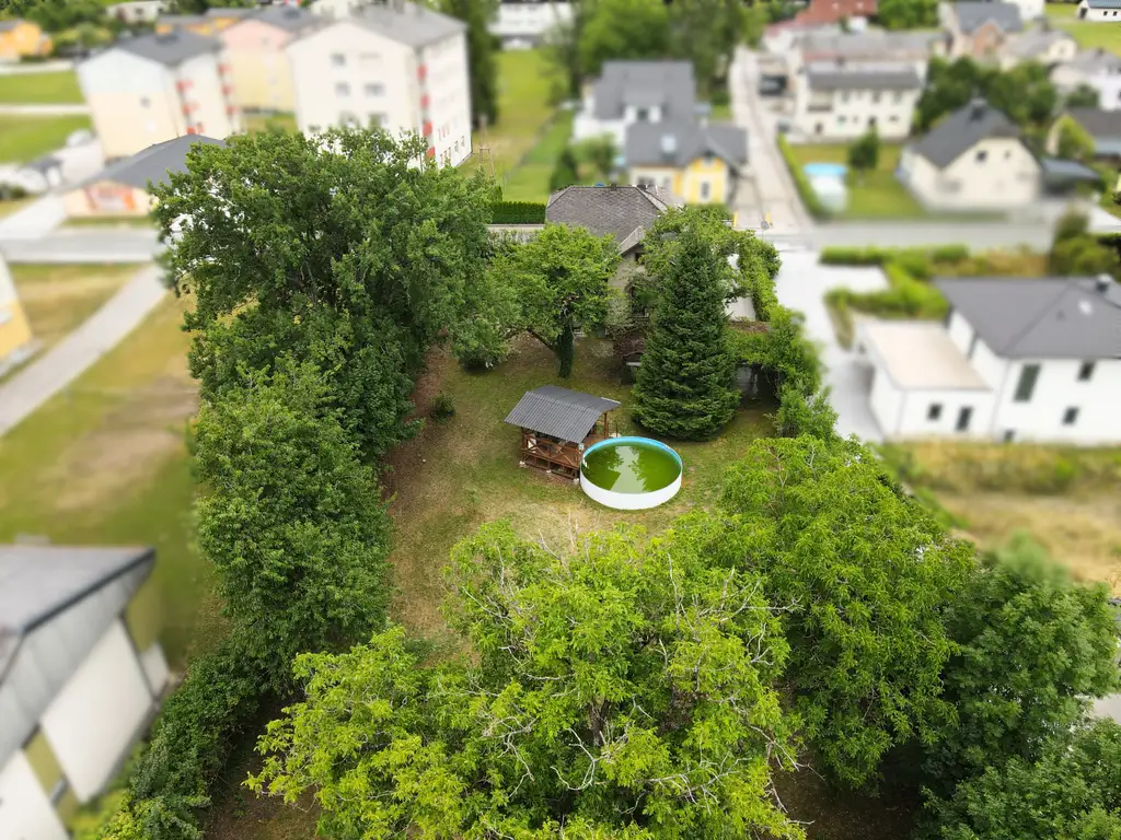 Großzügiges Grundstück mit 1.800 m² – Charmante Villa mit Ausbaupotenzial