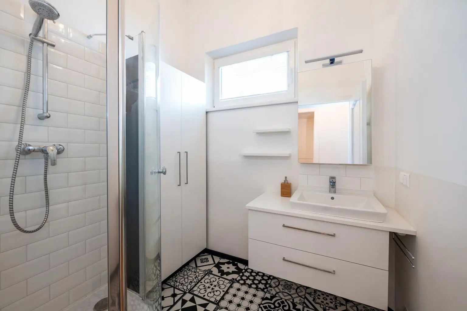Modernes Badezimmer mit Fenster
