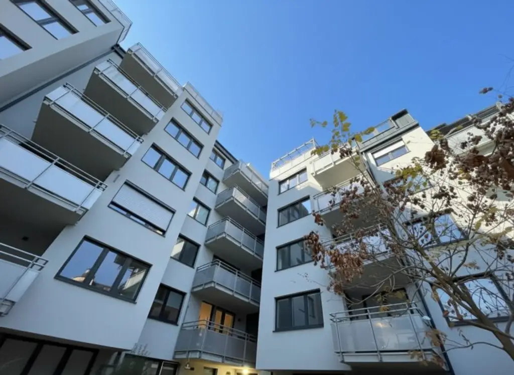 U3 Kendlerstraße: helle ruhige klimatisierte 2-Zimmer-Dachgeschosswohnung mit Loggia/Balkon