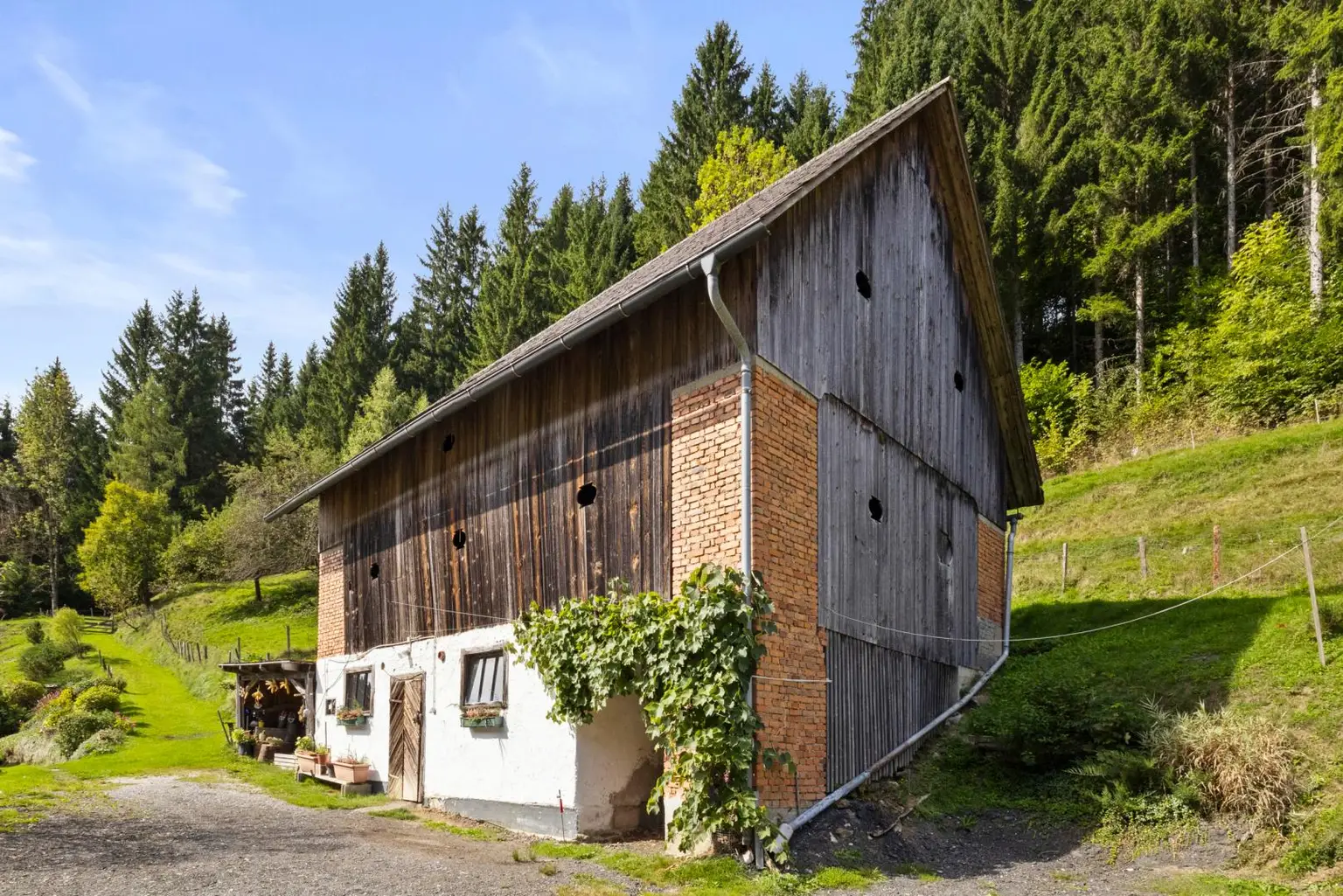 Kleinlandwirtschaft mit Wohnhaus und Wirtschaftsgebäude in Unterpreitenegg im Oberen Lavanttal