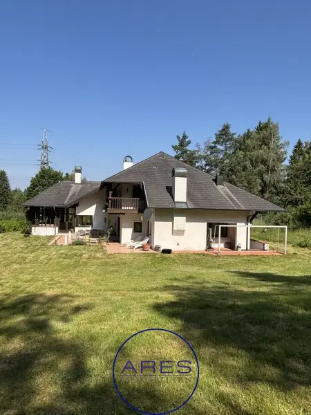 Villa mit Teich in Einzellage mit arrondierten ca. 5,6 ha großen Eigengrund