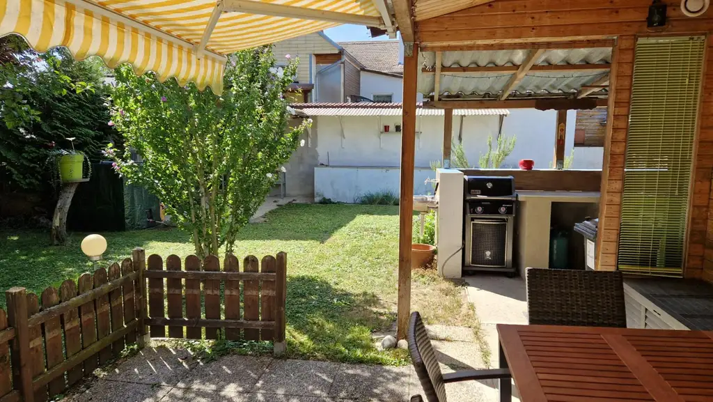 LIEBEVOLLES LANDHAUS FÜR ZWEI PERSONEN IN GRÜNLAGE MIT GESCHLOSSENEM, ABSOLUT UNEINSEHBAREM INNENHOF UND HERRLICHEM GARTEN SAMT GRILLPLATZ UND NEBENGEBÄUDEN