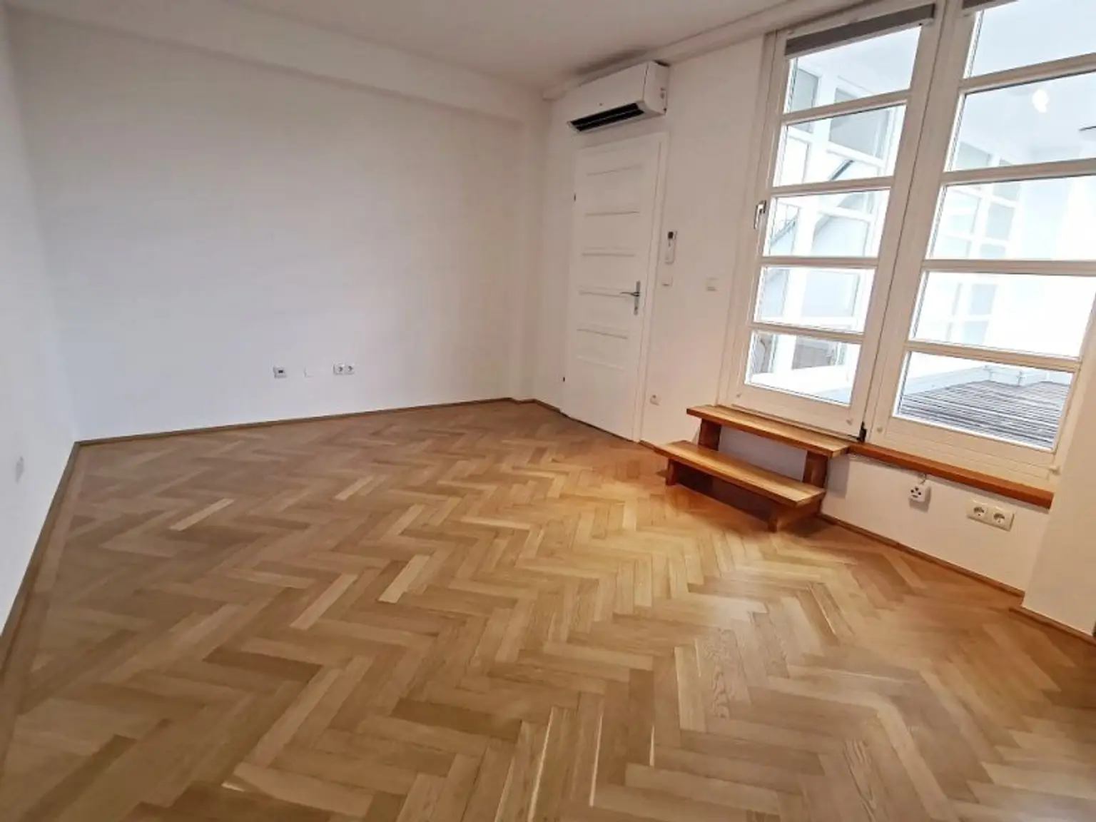 ZELINKAGASSE, DACHGESCHOSS, klimatisierte 157 m2 Maisonette mit 18 m2 Terrasse, 4 Zimmer, Küche, Wintergarten, 2 Bäder, Börse-Nähe