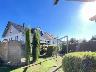 Blick vom Garten zum Haus