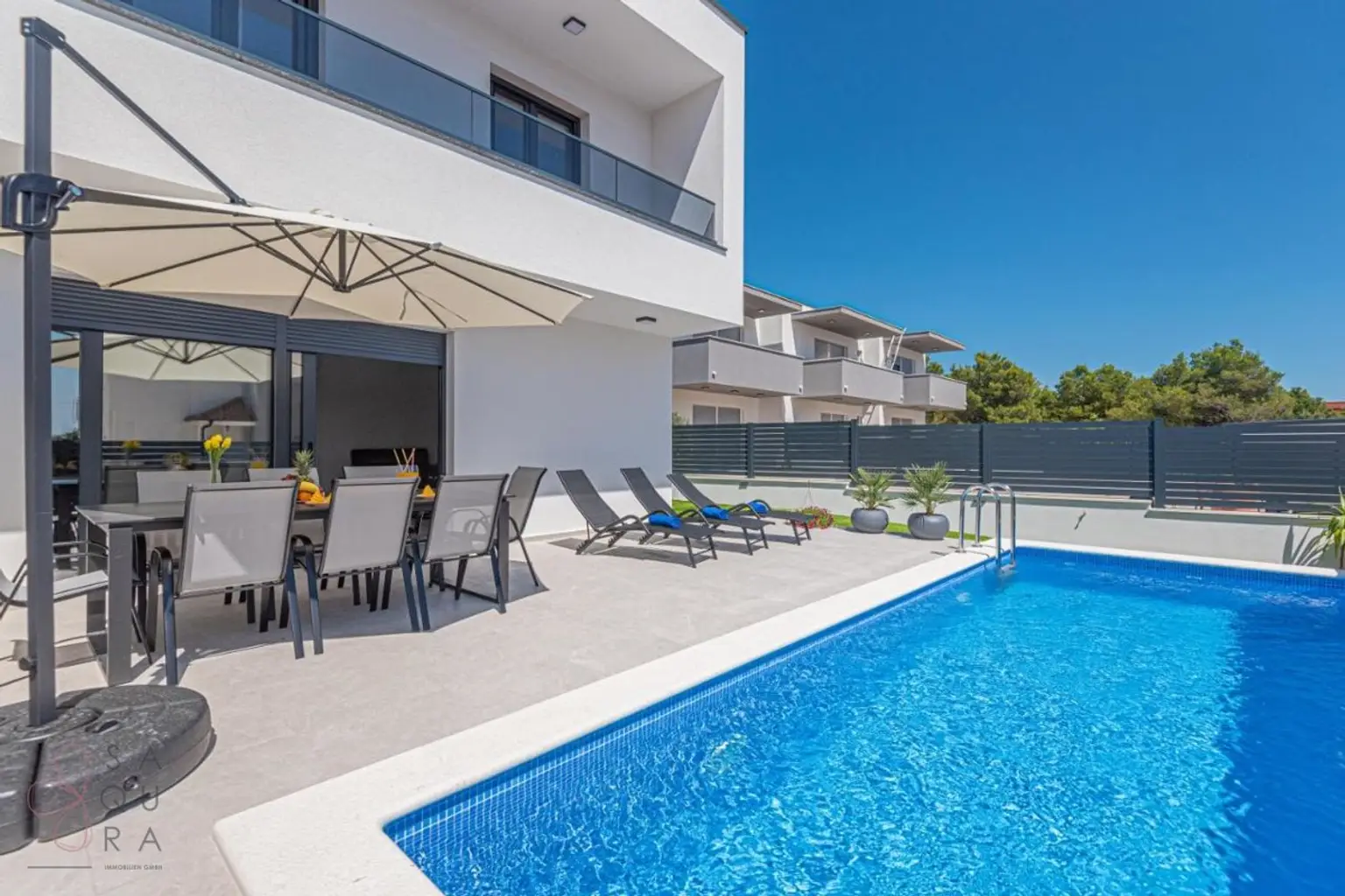 Modernes Wohndomizil mit Stil – Halbvilla mit Pool in Vodice