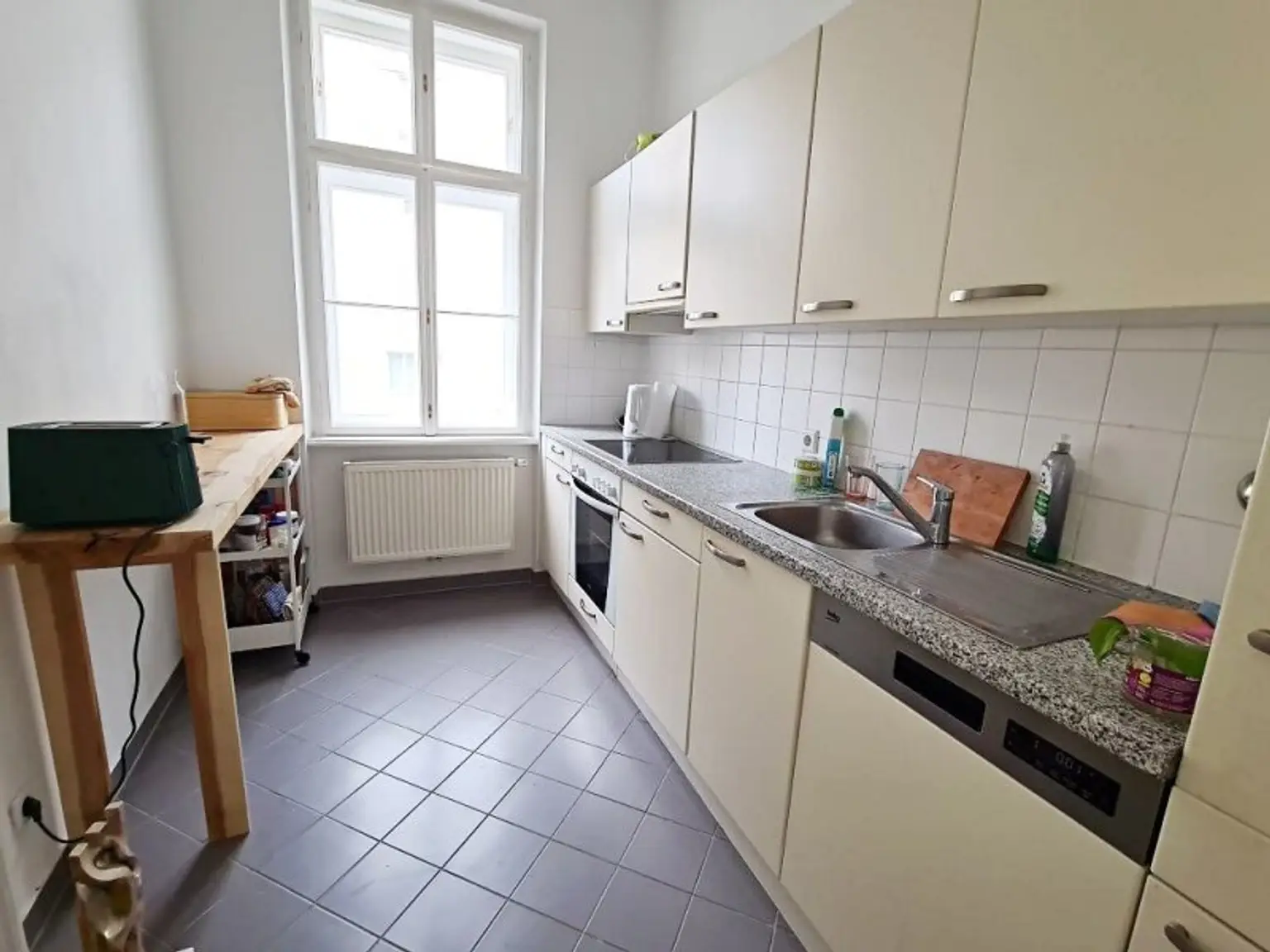 SIEBENBRUNNENPLATZ, gepflegte 85 m2 Altbau, 3 Zimmer, Küche, Wannenbad, Parketten, WG-geeignet, Reinprechtsdorfer Straße