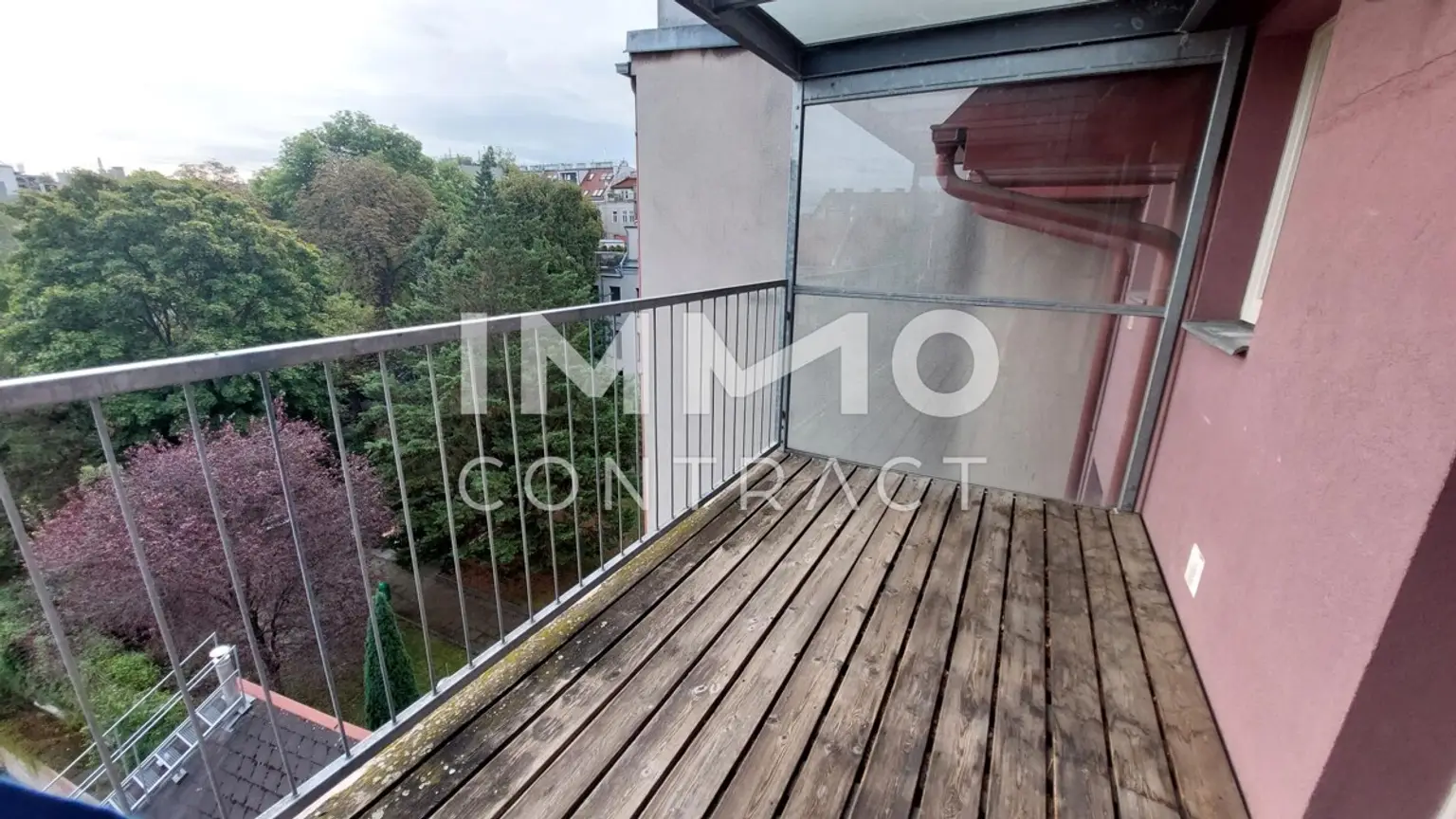 DG Wohnung mit 8m² Loggia mit Grün- und Fernblick in der Martinstraße.