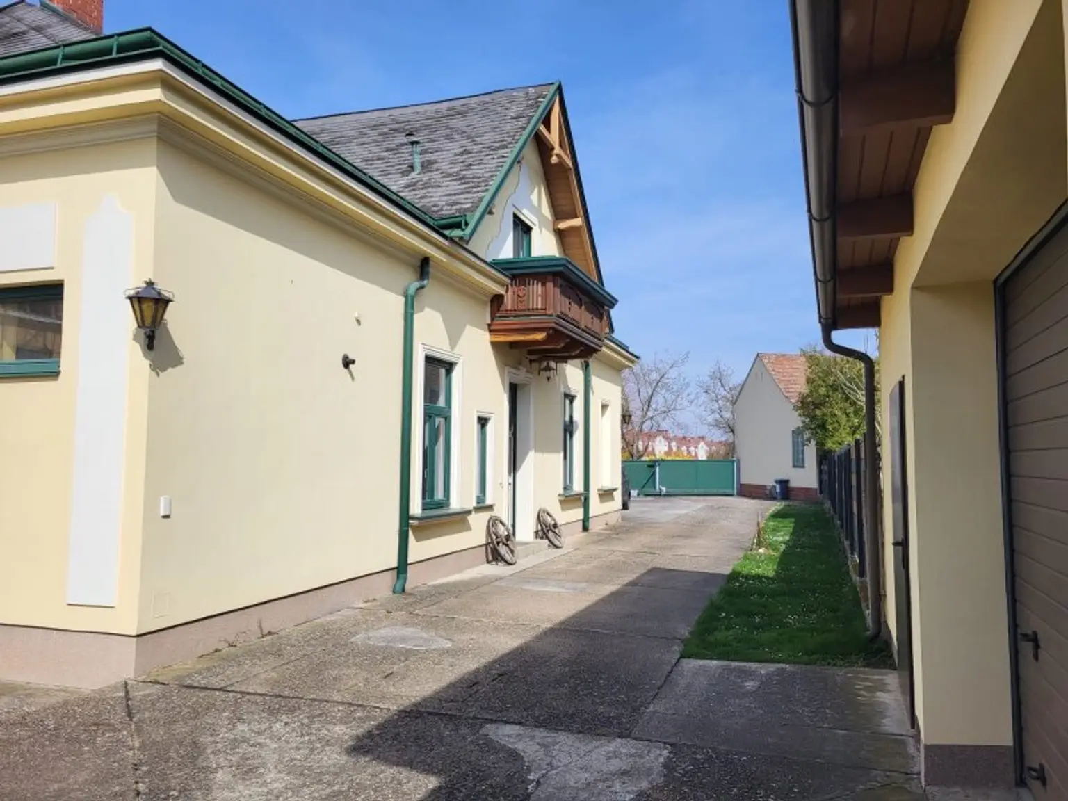 Charmante Villa mit weitläufigem Garten, Wintergarten & vielseitigen Wohnbereichen by Lifestyle Properties