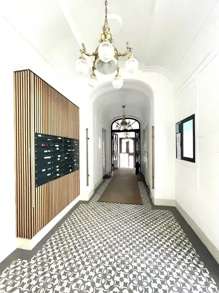 Großzügige 2 Zimmer Wohnung im Stilaltbau - neu saniert