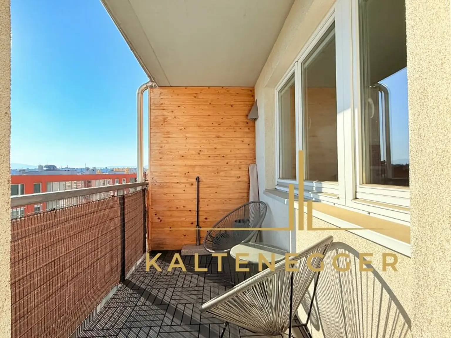 Helle Loggia 5,38 m² auf der Rückseite des Gebäudes