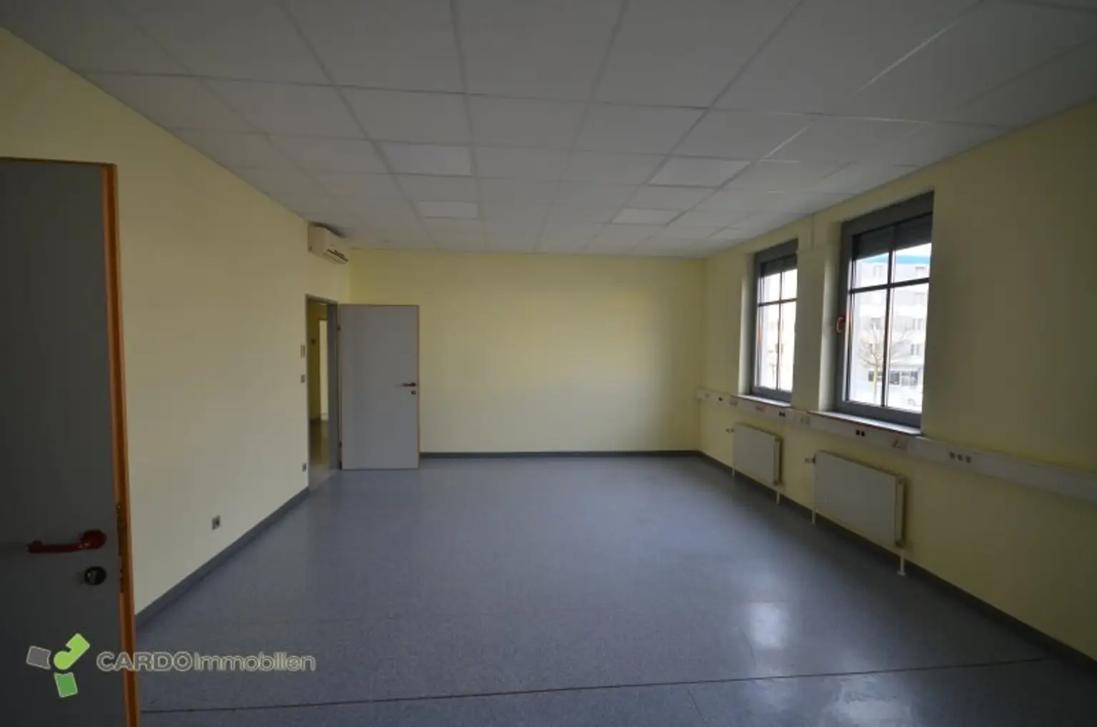 Halle und Lager 425m², 340m², 414m² für Veranstaltungen oder Lager, 2 Gewerbeobjekte nebeneinander mit große Parkplatz, entweder zusammen oder einzeln zu vermieten