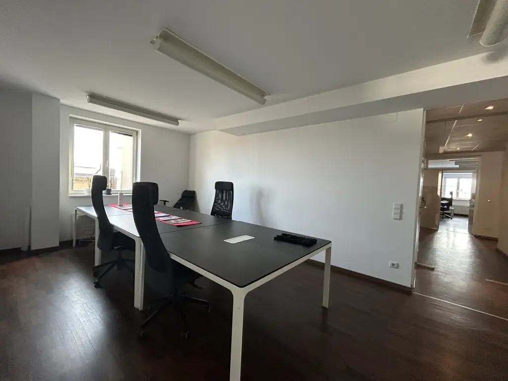 Top Blick zur Votivkirche - gekühltes DG-Büro