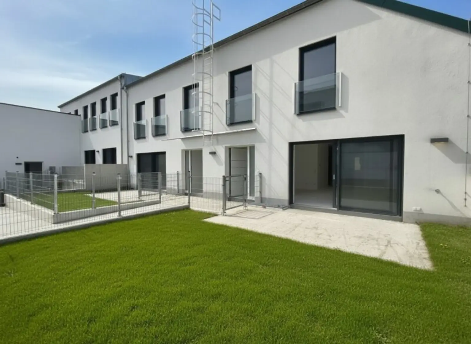 WOHNEN AM TOR ZUR NATUR – UND DOCH GANZ NAH AN WIEN - EXKLUSIVES TOWNHAUS AUF EIGENGRUND IN WEIDLING