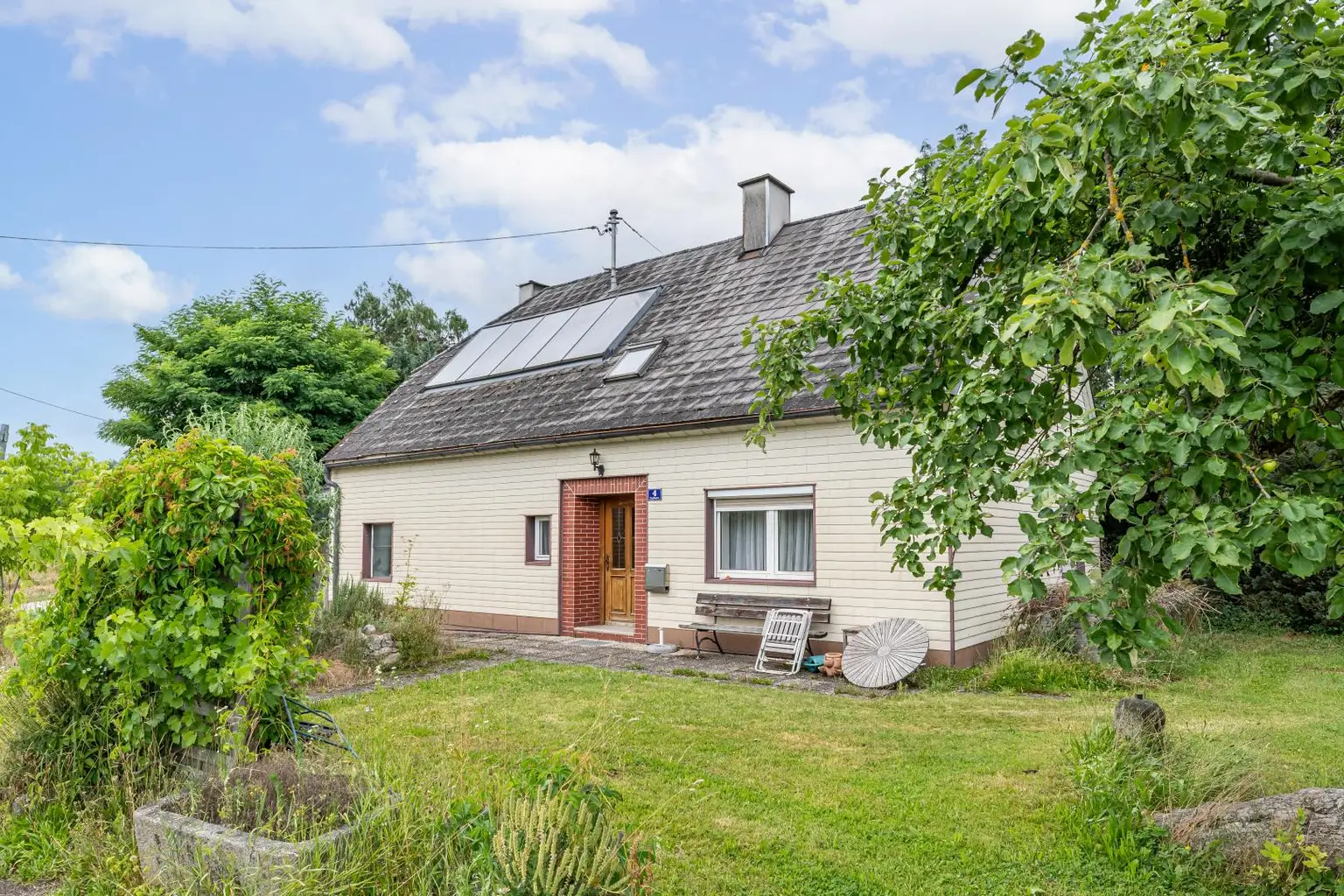 Einfamilienhaus mit Nebengebäuden und großem Grundstück Nähe Enns