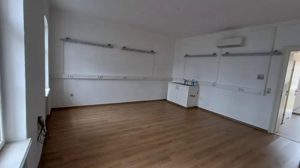 3 Bürohäuser, 38 Parkplätze in Toplage, hochfrequentiert, beste Infrastruktur