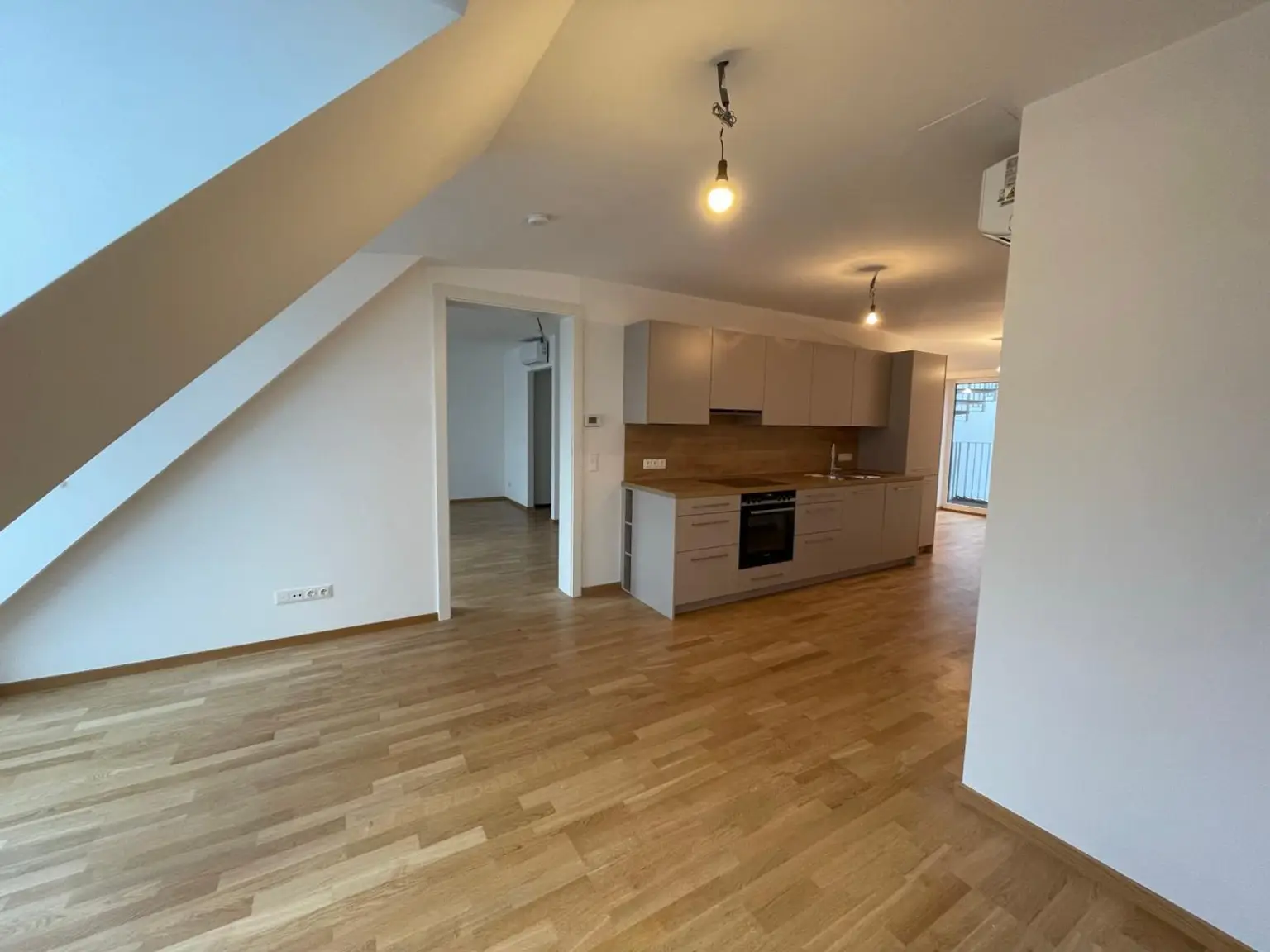 DACHGESCHOSS-Traum in Döbling: 3 Zimmer, sehr große Dachterrasse mit Ausblick, Balkon, 2 Loggien, Klimaanlage, Lift, Top-Ausstattung