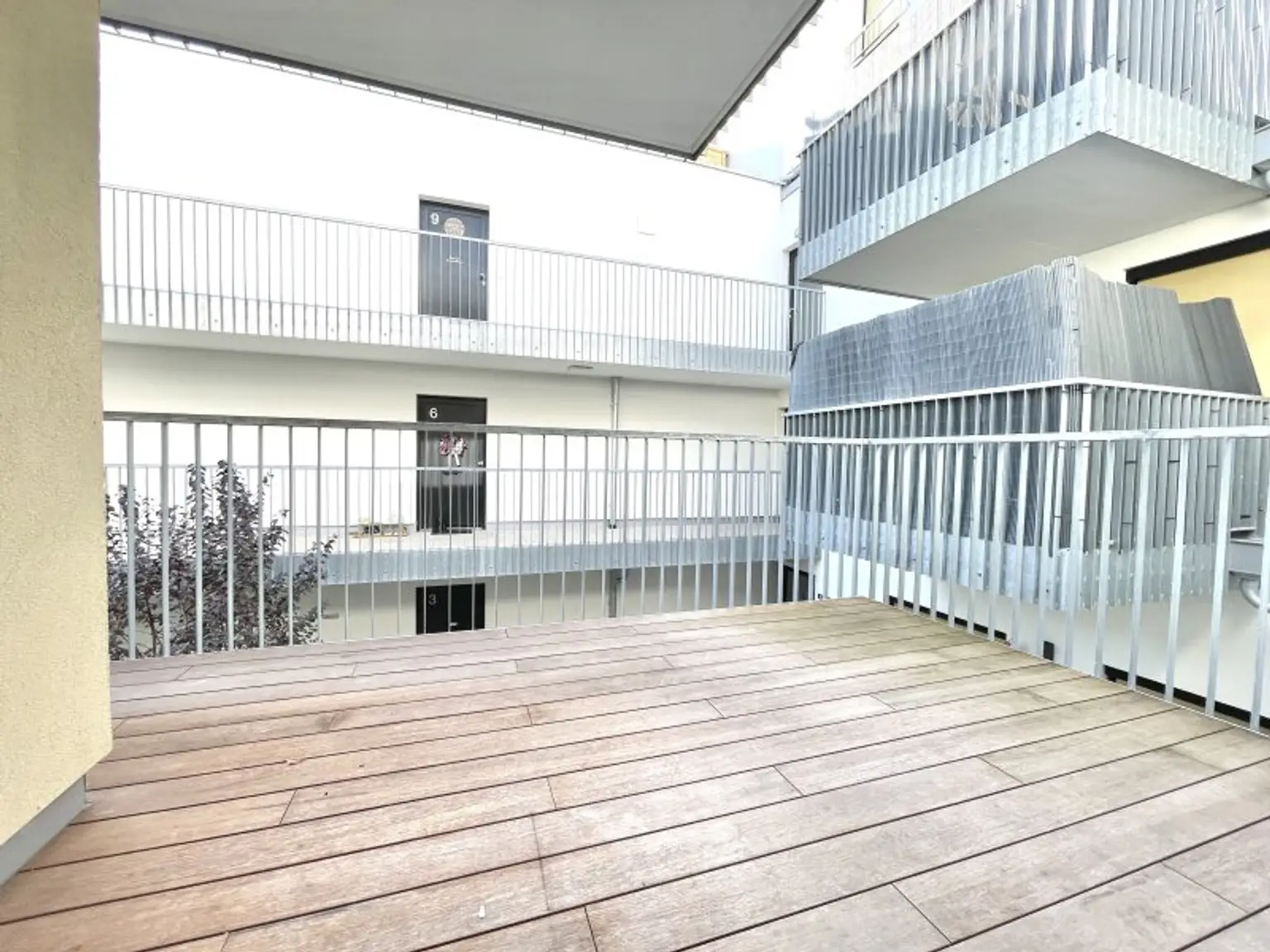 *WARMMIETE - Goldener Hirsch – Stilvolle 3-Zimmer-Wohnung mit Balkon in der Ziedlergasse, 23. Bezirk*