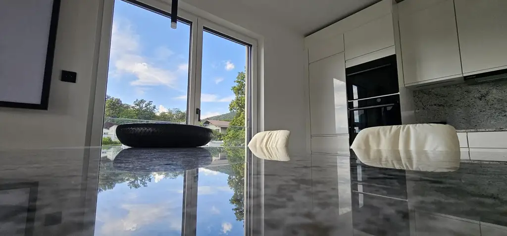 Design trifft Lebensqualität – Exklusive Neubauwohnung mit Seeblick