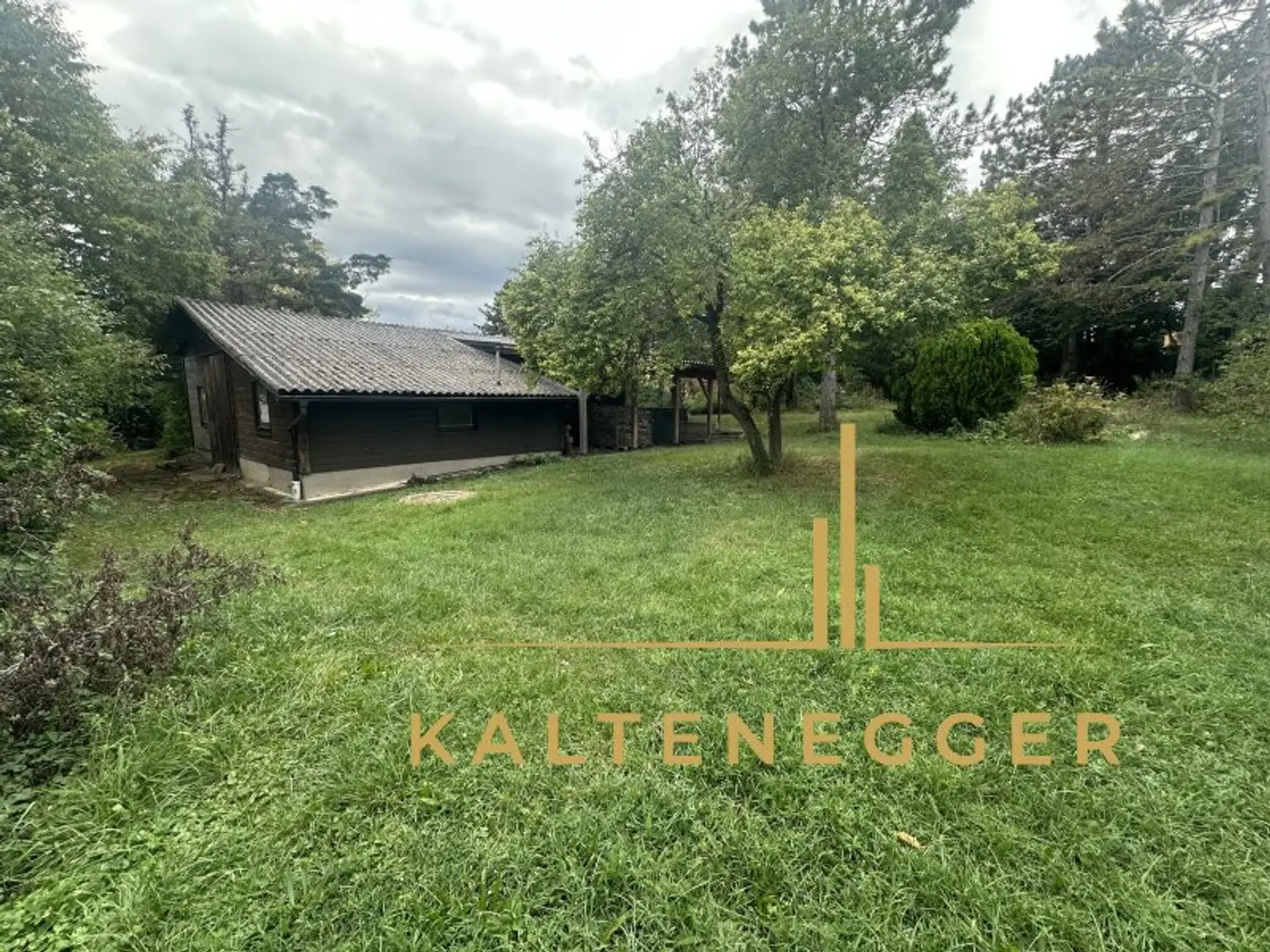 Einzigartiges Baugrundstück mit Holzhütte