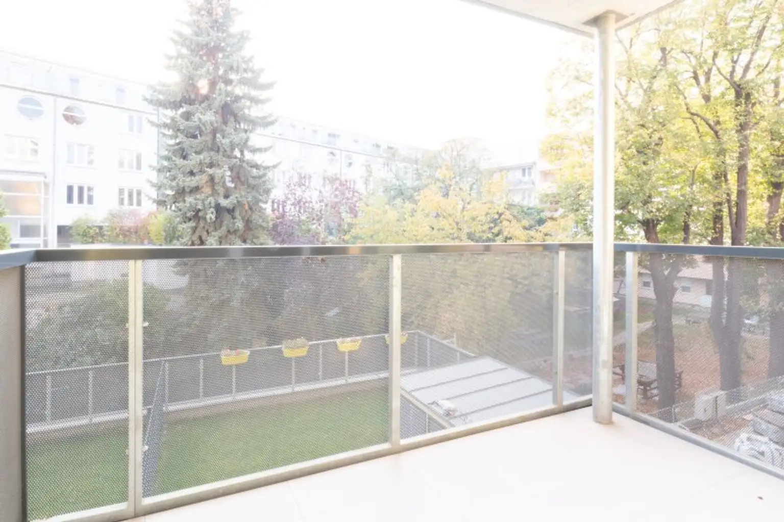 ZUM VERKAUFEN! Attraktive Kapitalanlage: Vermietete charmante Kleinwohnung mit großzügigem Balkon und Tiefgaragenstellplatz! Nähe U6 Spitz!