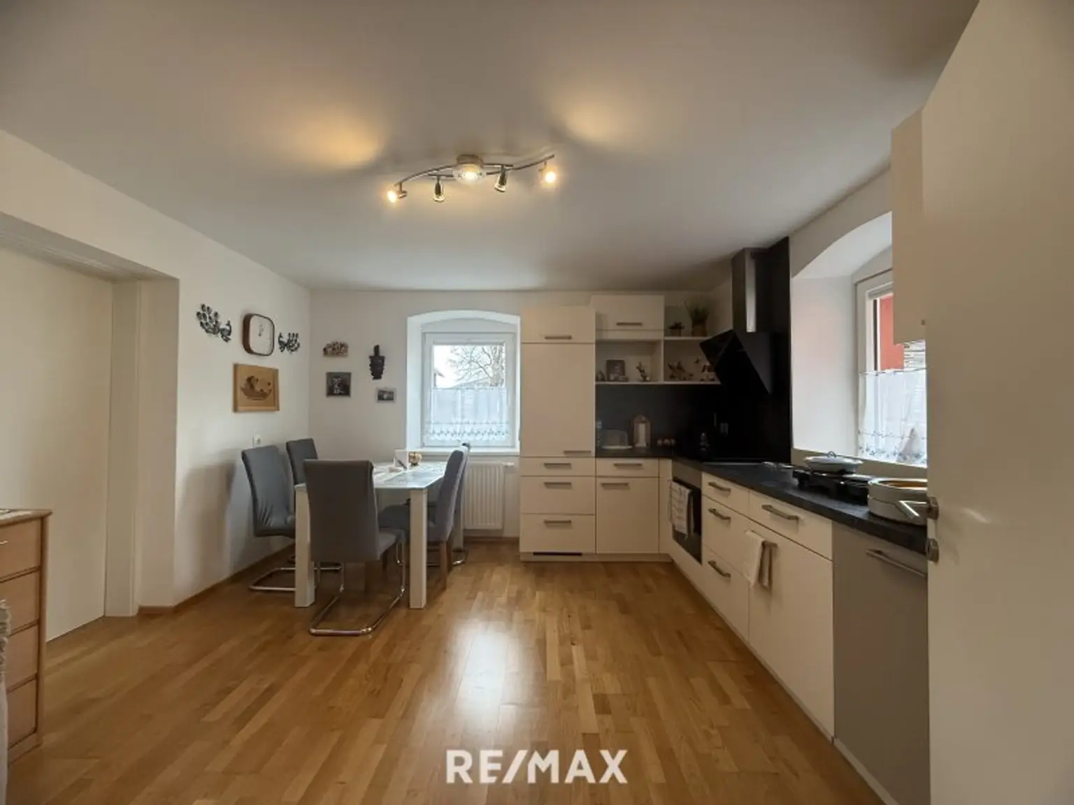 *** Top kernsaniertes 439m² Zinshaus mit Nebengebäude in Kindberg – 4 Einheiten incl. Carports, voll vermietet, starke Renditechance! ***