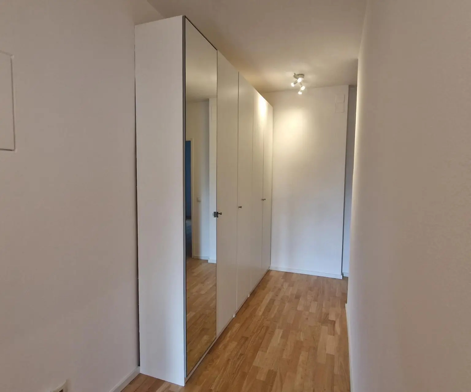 Vorzimmerschrank