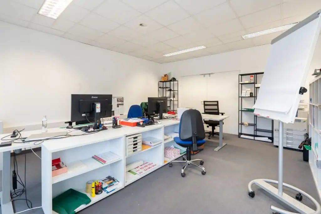 Komfortables Obergeschoss-Büro mit Küche und guter Anbindung in Pinsdorf zu mieten!