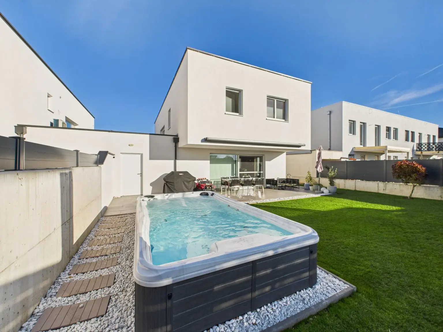 Exklusives Neubauhaus in Marchtrenk – stilvolles Wohnen mit modernster Technik & traumhaftem Garten samt Wellnessbereich