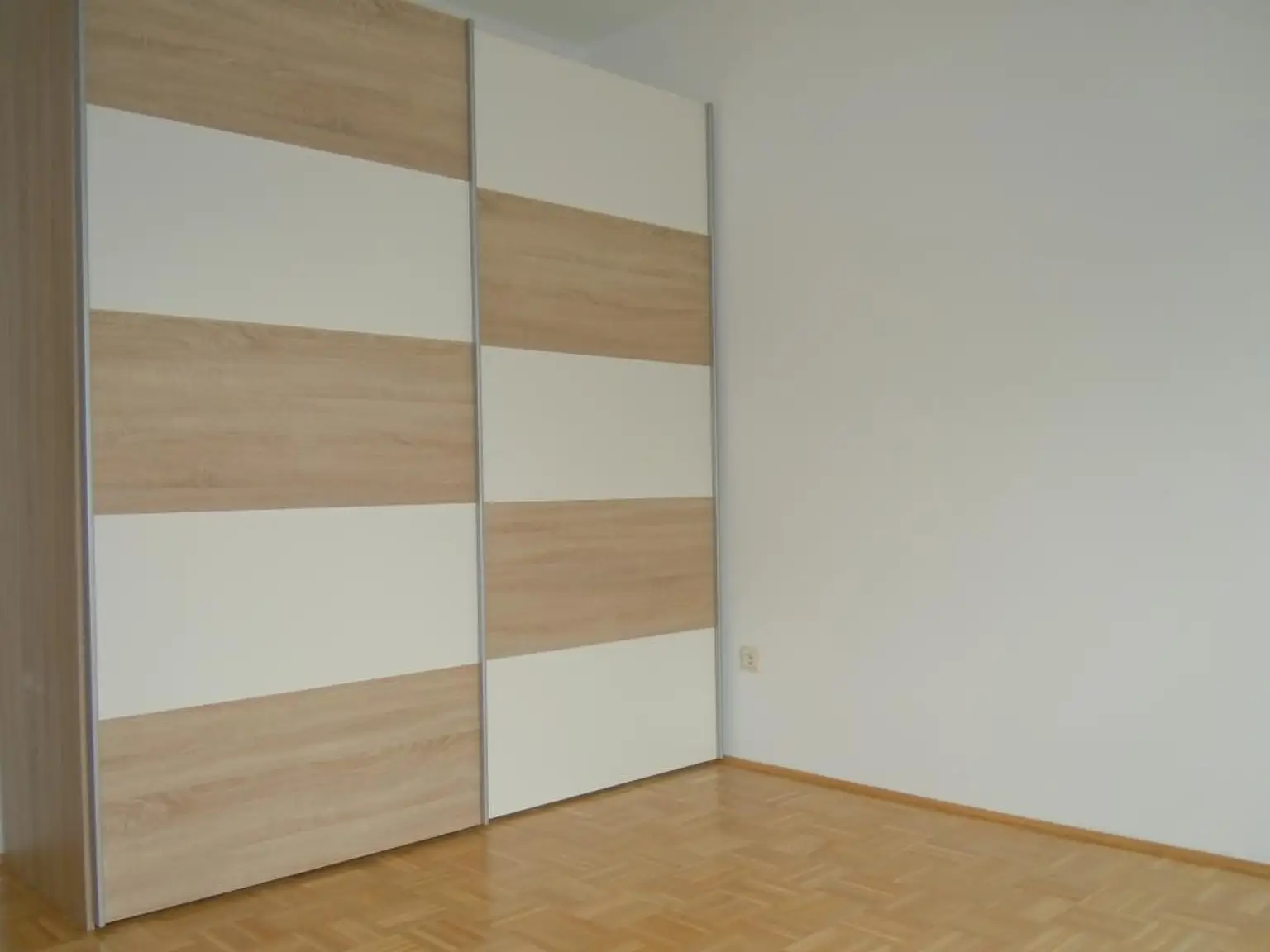 Kleiderschrank im Schlafzimmer