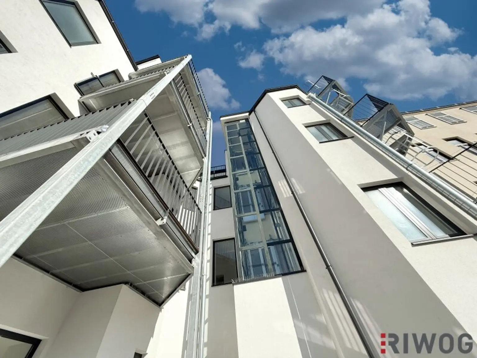 3-Zimmer Dachgeschoss-Maisonette Wohnung mit Balkon und südseitiger Innenhofterrasse | Schönbrunn-/Glorietteblick | Fernwärme | ERSTBEZUG