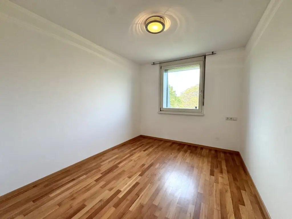 Residieren mit Blick ins Grüne - renovierte Dachgeschosswohnung mit 2 Terrassen - U4 Ober St. Veit