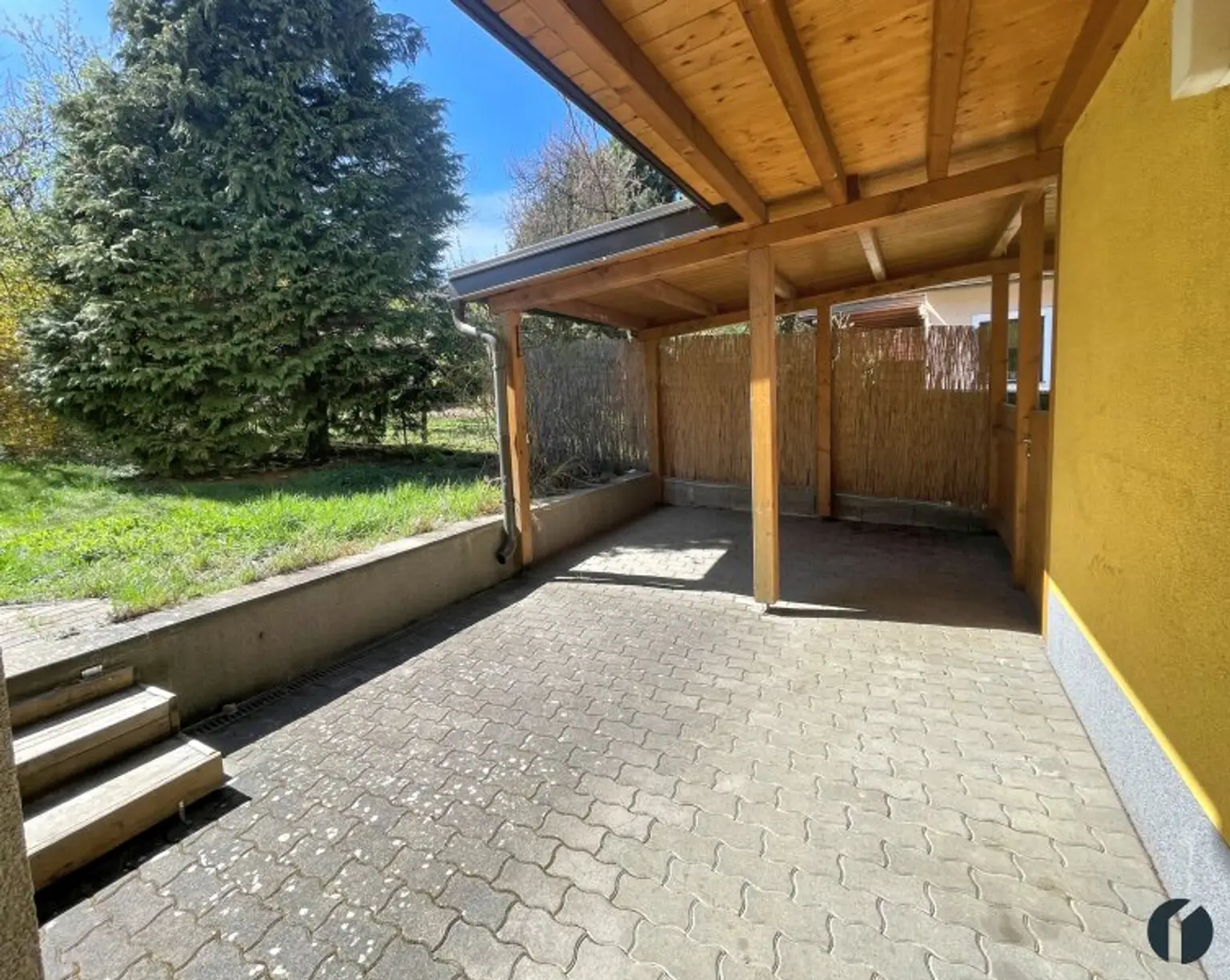 Blick vom Eingang Richtung Zugang und Garten