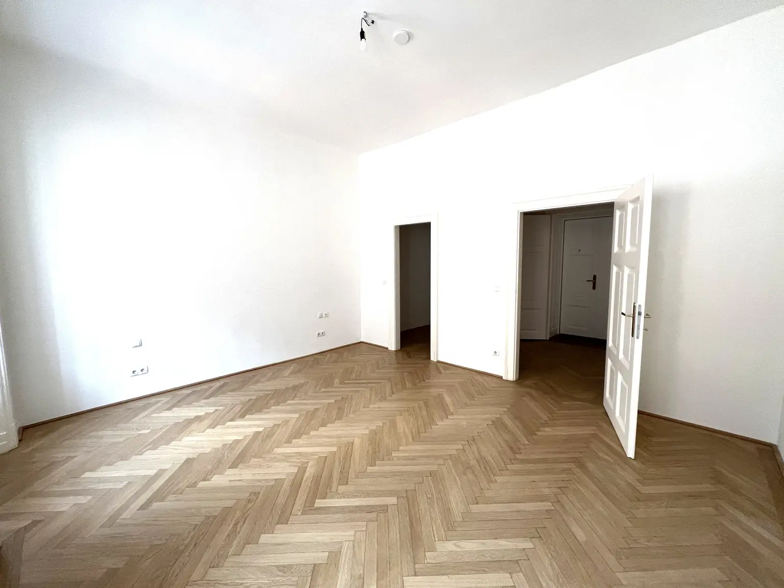 UNBEFRISTET: Ruhige, charmante Altbauwohnung im Herzen Wiens / Charming apartment in an old-style building in the heart of Vienna