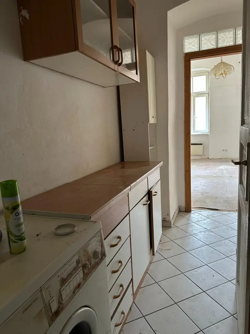 Küchenzeile mit Blick zum Wohnraum