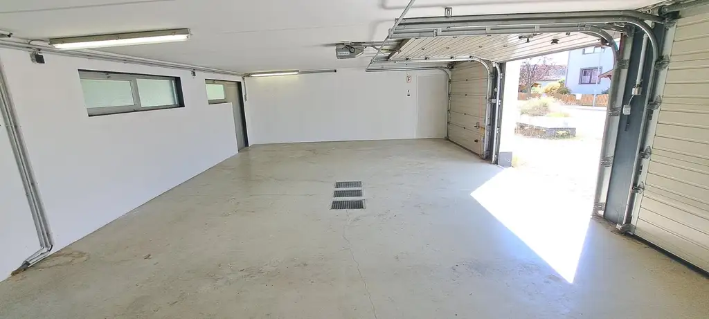 Zwei GARAGEN / HALLEN mit jeweils 3 STELLPLÄTZEN - zu mieten