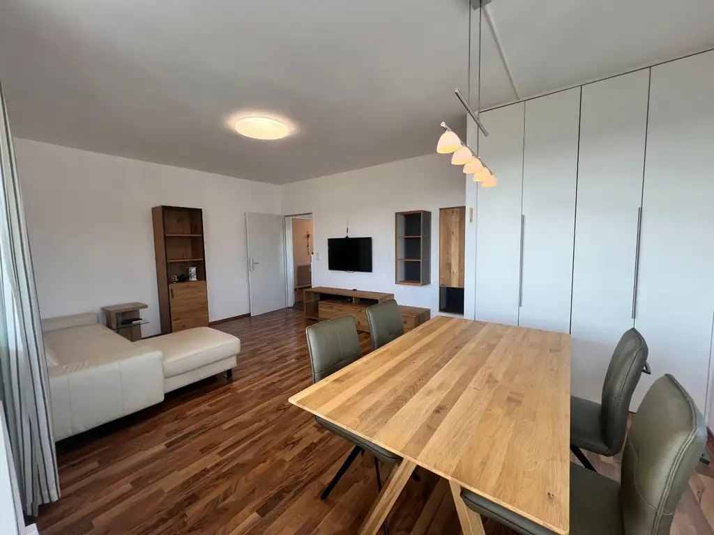 Großzügige 3-Zimmer-Wohnung mit Loggia in zentrumsnaher Lage