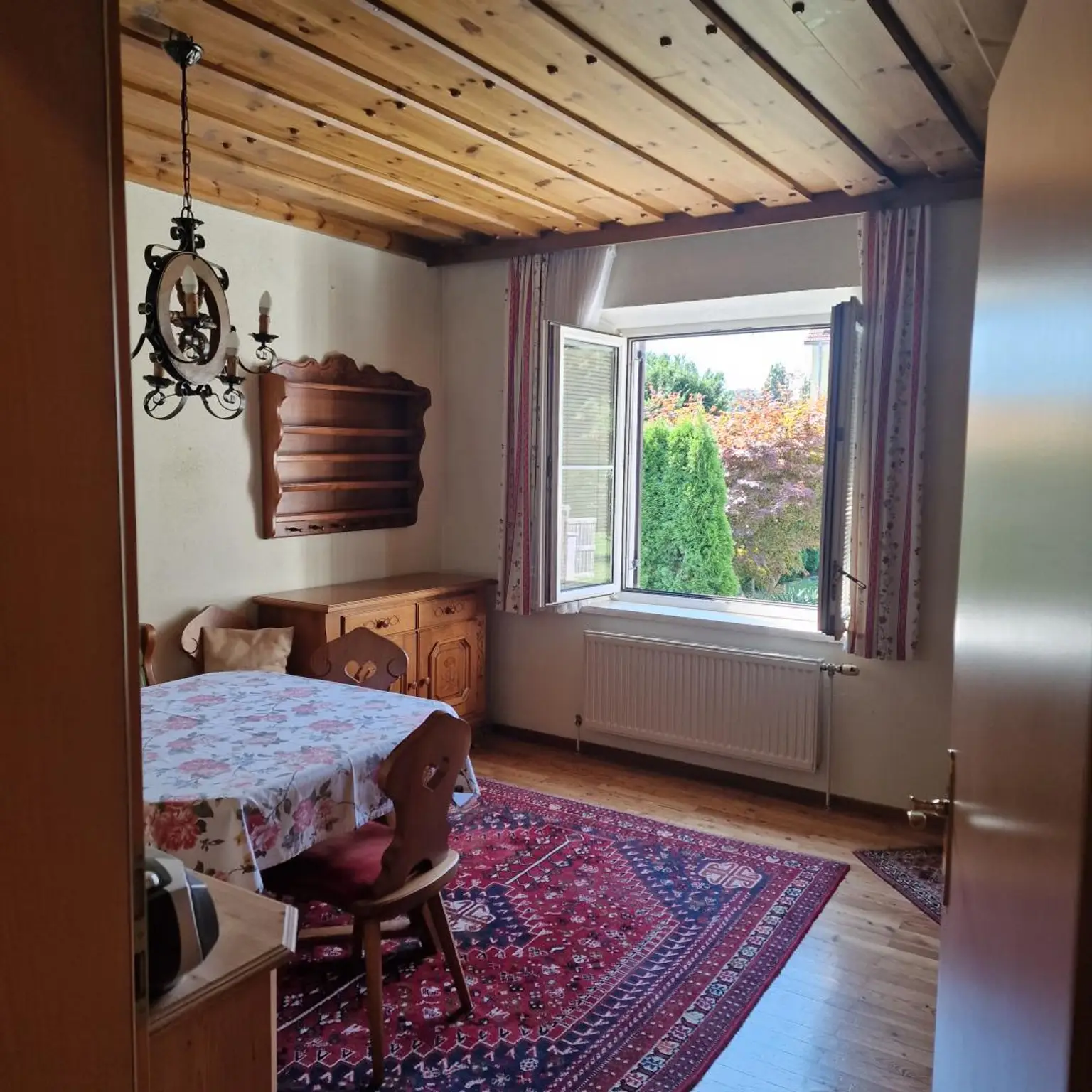 Gut aufgeteilte 3-Zimmer-Wohnung mit Terrasse und eigener Grünfläche