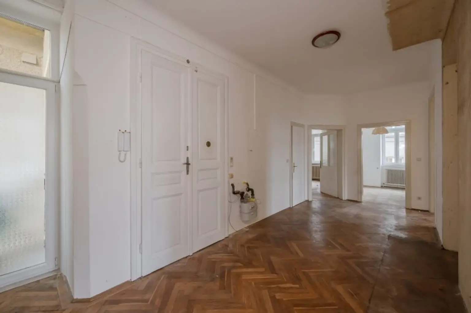 ++1140++ sanierungsbedürftige 3,5 Zimmer Wohnung in Stilvilla! idyllischer Garten!