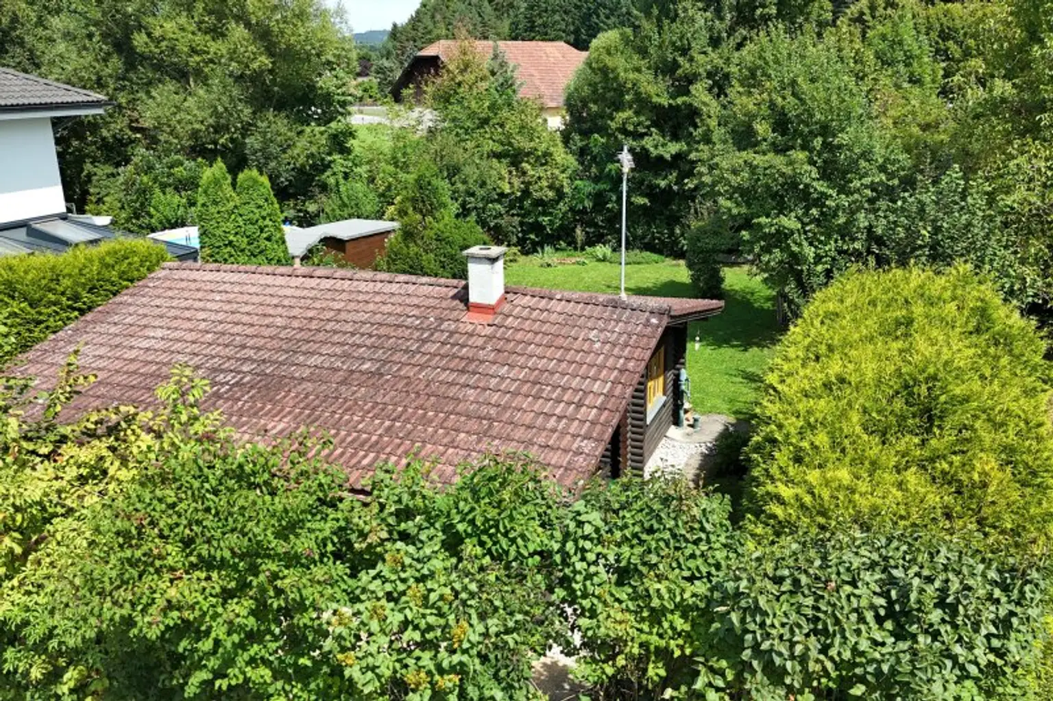 Ebenes Baugrundstück mit kleinem Holzhaus in ruhiger Lage im Ortskern