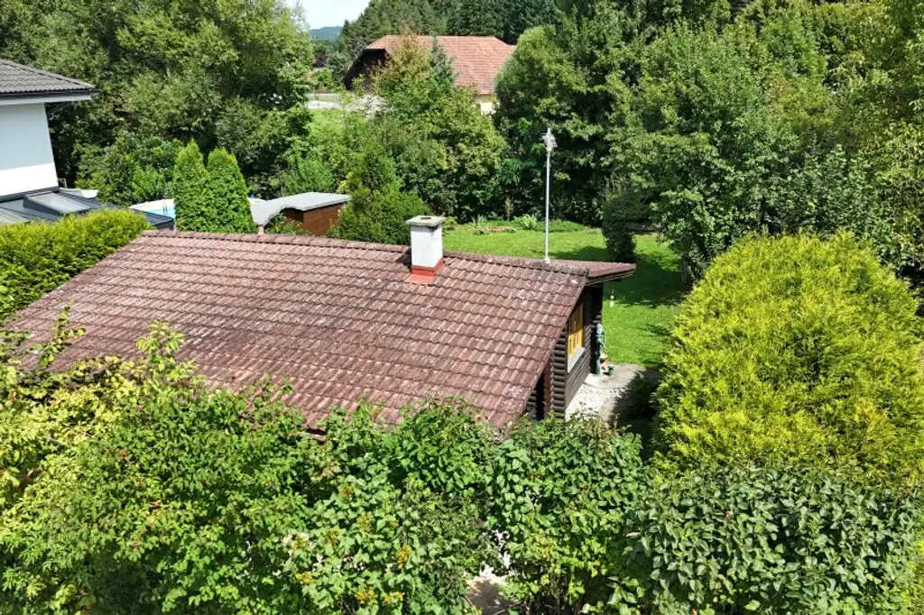 Ebenes Baugrundstück mit kleinem Holzhaus in ruhiger Lage im Ortskern