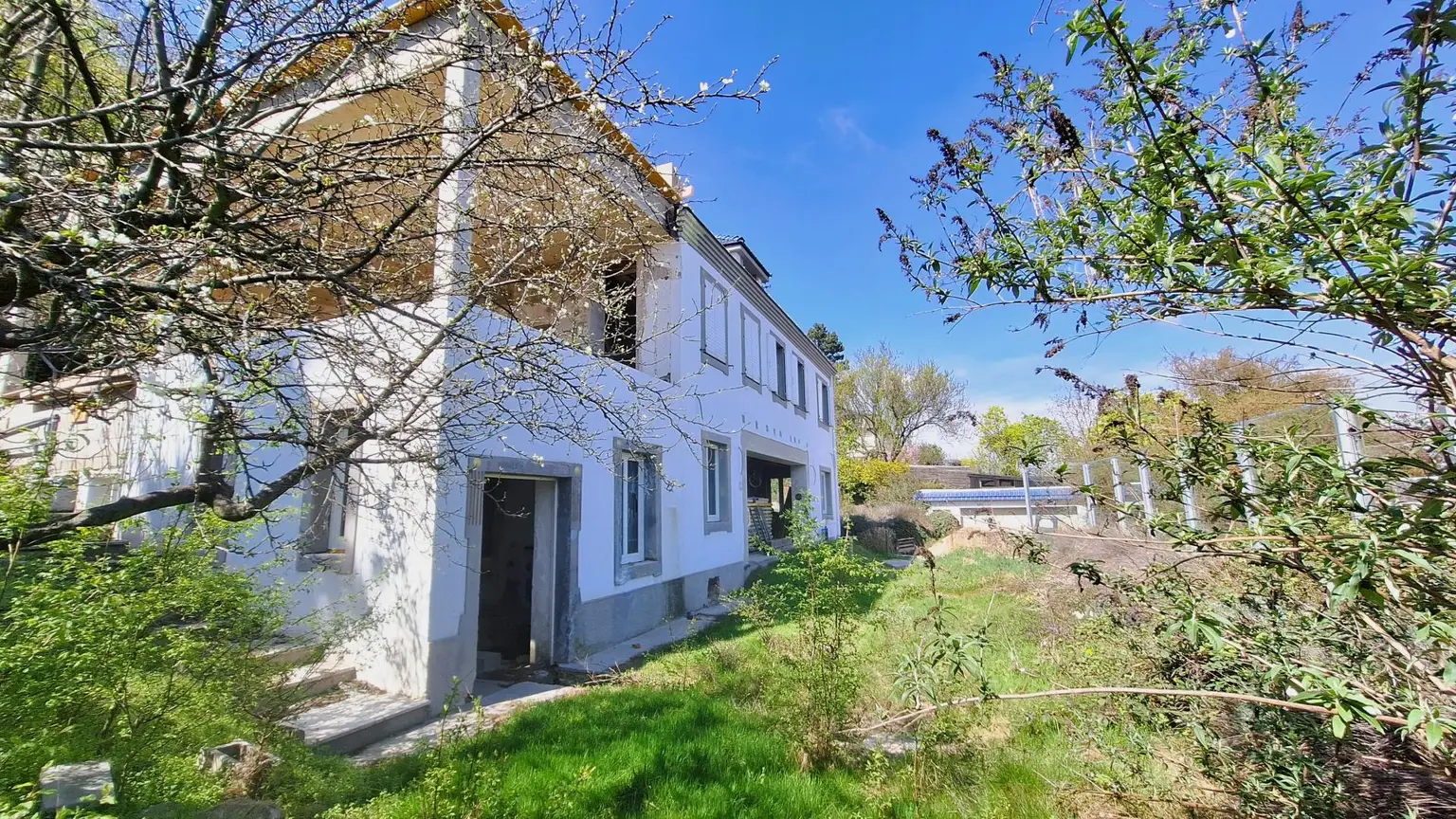 Edelrohbau-Villa, Herrschaftlicher Wohnsitz am Fuße des Kahlenberges an der Donau. Teilrestauriert entkernt und komplette Ausbauplanung.