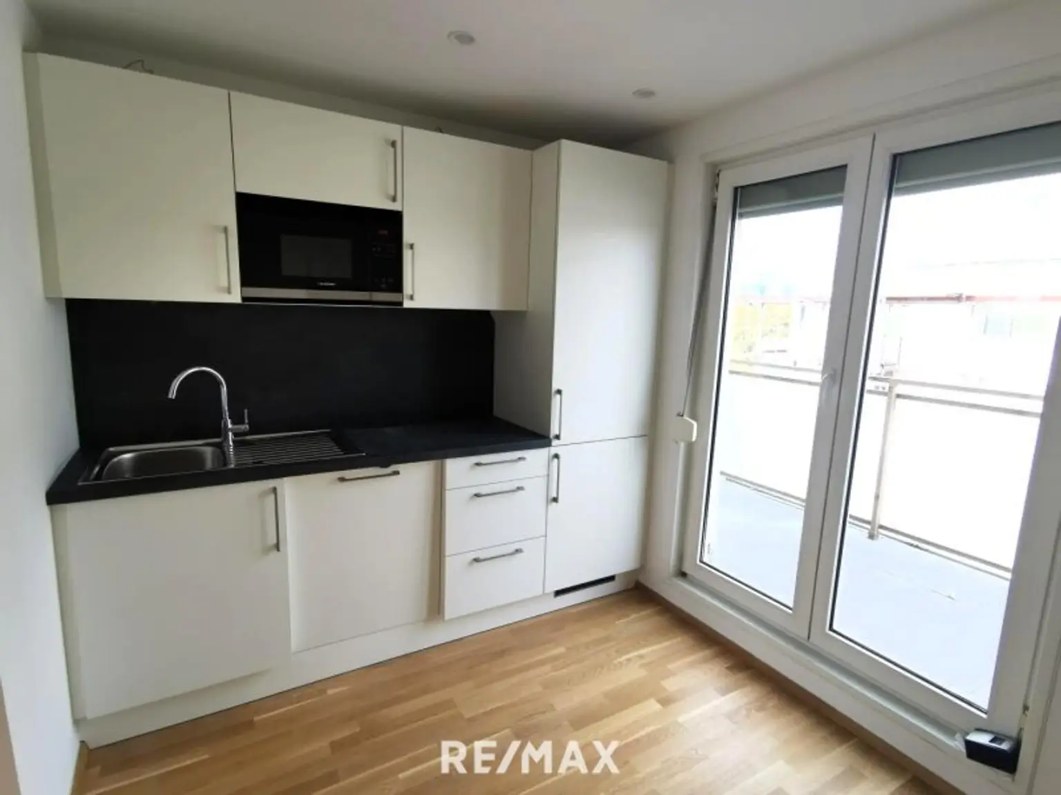 Erstbezug DG-Wohnung, 2 Terrassen, ruhig gelegen, Garage möglich.