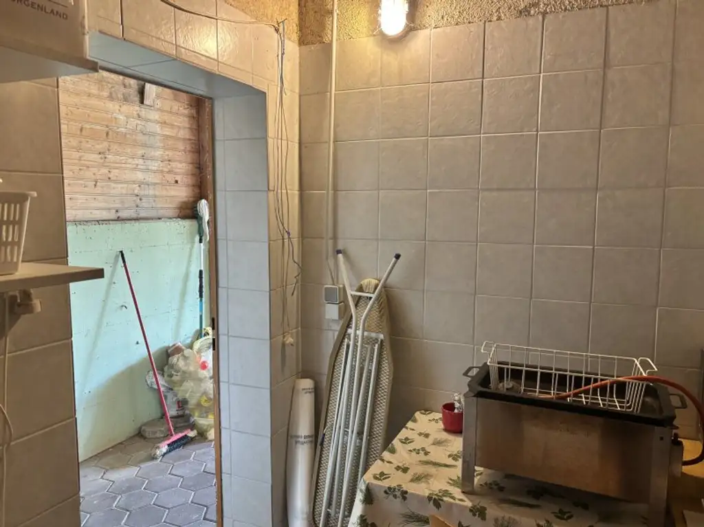 ** LEGENDE IN DER WEINIDYLLE ** D. Ehrensdorf !! Gepflegtes Haus mit ca. 245 m2 Nfl. in gediegener Ortsrandlage - Hauptwohnsitz möglich !!