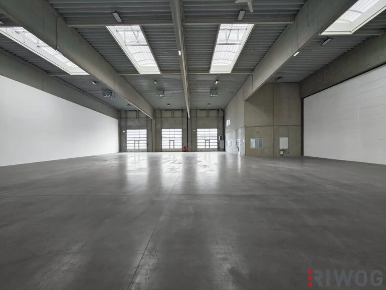 Produktionshalle mit ca. 800m² inkl. modernem Büro || Parkplätze || 3 Sektionaltore