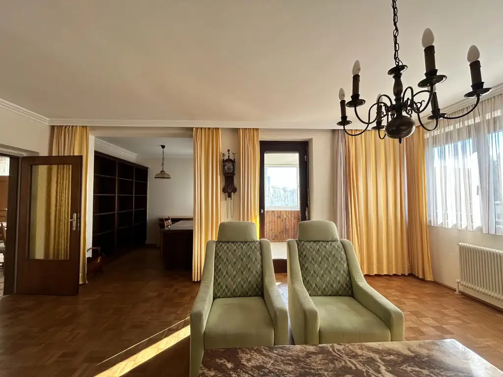 Großzügige 5 Zimmerwohnung inkl. Loggia und Garagenstellplatz