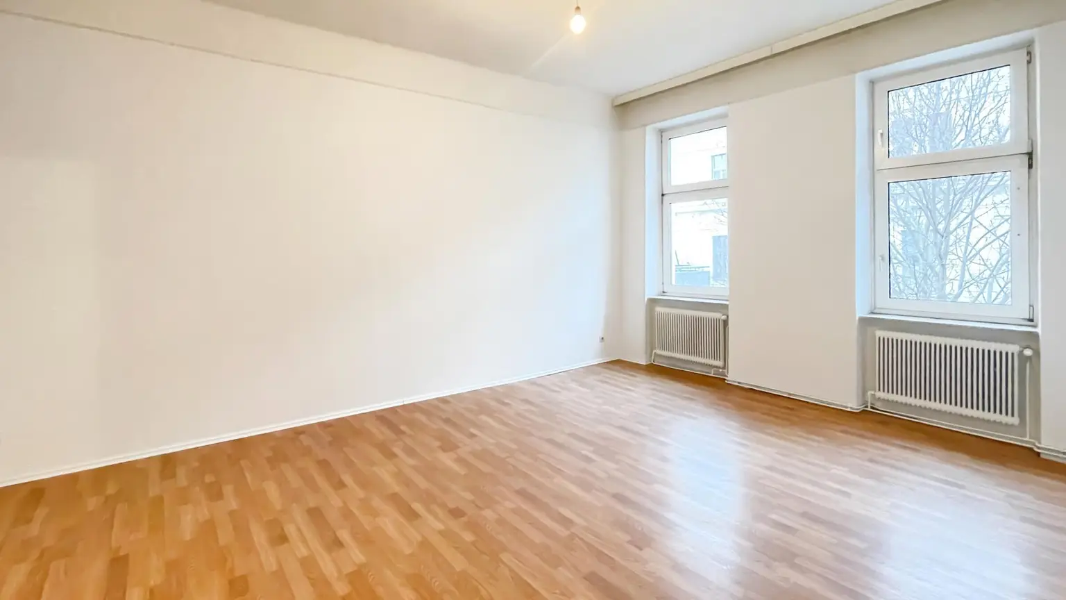 3 Zimmer mit Balkon, komplett neues Bad und WC