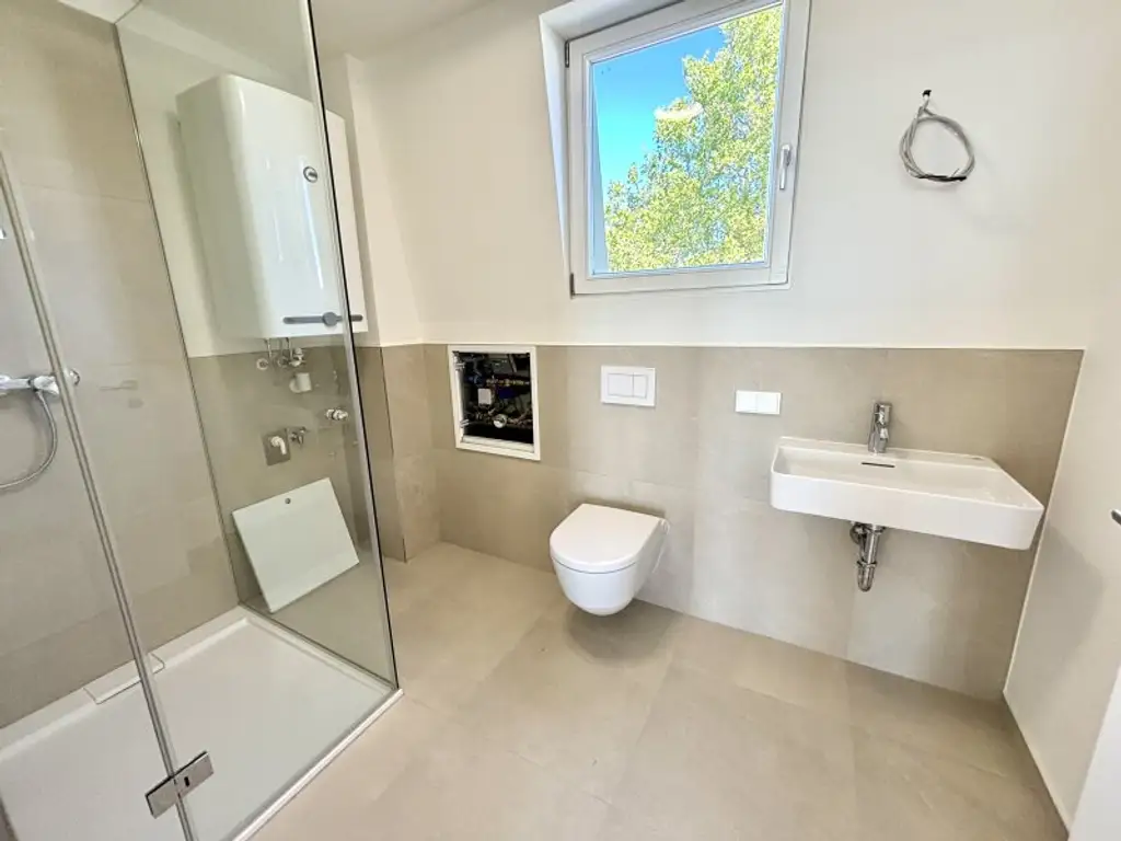 Exklusive Erstbezugs-Dachgeschosswohnung mit Loggia & Seeblick in zentraler Lage von Neusiedl